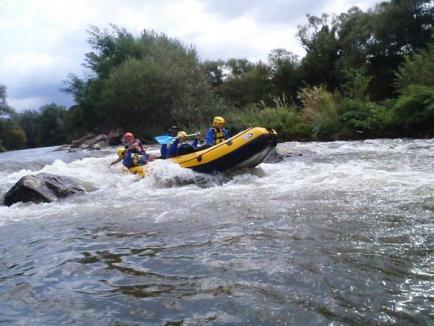 Zece sportivi polonezi au avut o experienţă unică la Şuncuiuş: Deşi au dizabilităţi locomotorii, au făcut rafting pe Criş (FOTO)